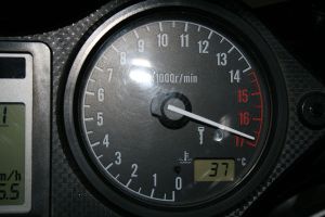 1200px-honda_cbr_600_tachometer